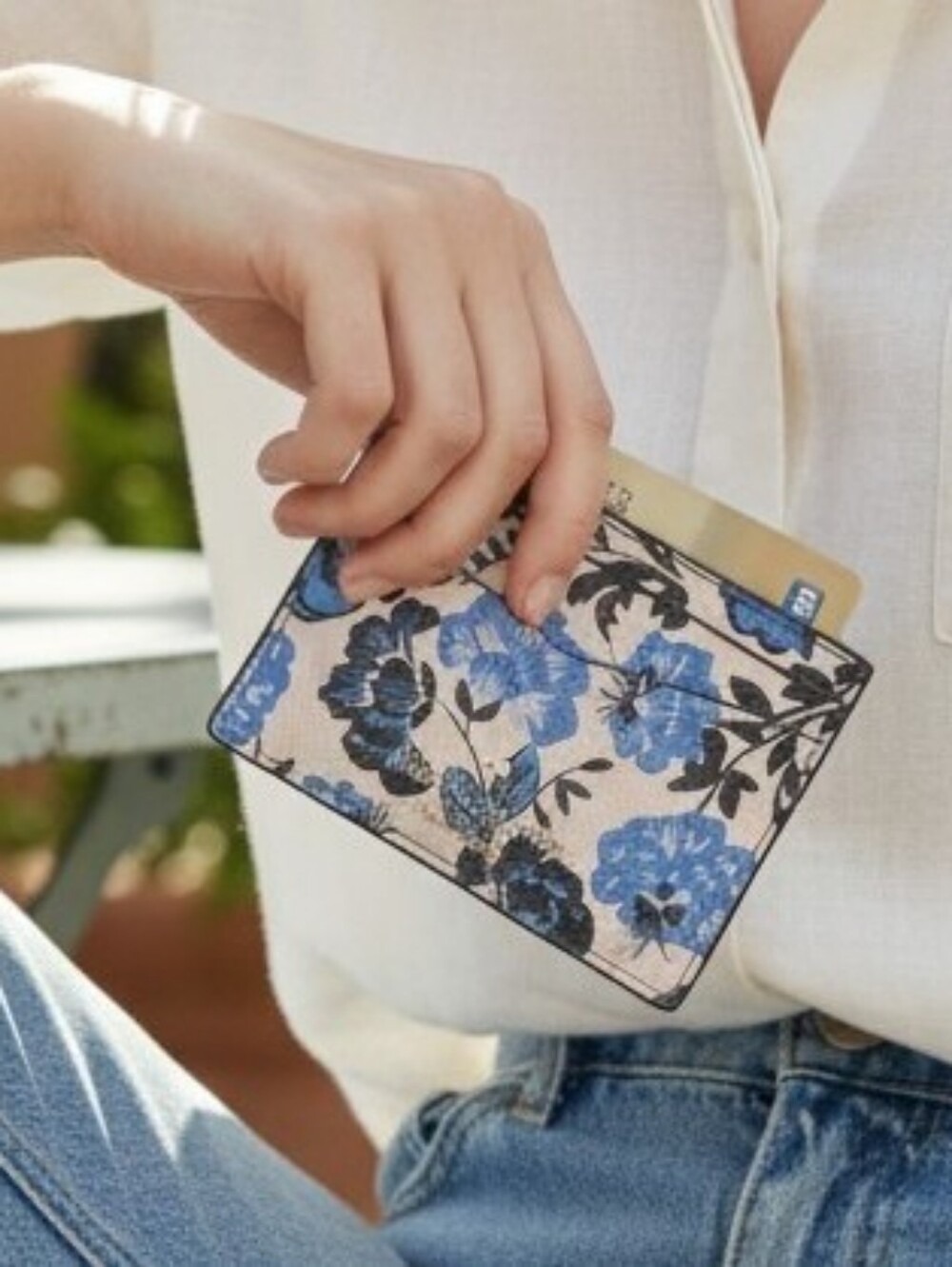 Kate Spade ♠️ New York Madison Vase Floral Small Slim Card Holder